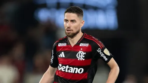 Jorginho jogador do Flamengo durante partida contra o Racing no estadio Maracana pelo campeonato Copa Libertadores 2025. Foto: Jorge Rodrigues/AGIF