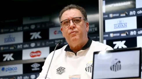 SP – SANTOS – 25/06/2025 – SANTOS, APRESENTACAO – O presidente Marcelo Teixeira durante coletiva oficial em coletiva de imprensa realizada no Vila Belmiro. Foto: Mauricio De Souza/AGIF