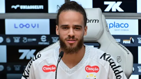 SP – SANTOS – 26/09/2025 – SANTOS, APRESENTACAO BILAL BRAHIMI – Billal Brahimi durante sua apresentacao oficial como jogador do Santos em coletiva de imprensa realizada no Vila Belmiro. Foto: Jota Erre/AGIF