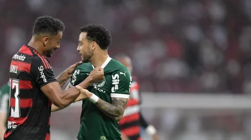 Danilo jogador do Flamengo disputa lance com Felipe Anderson jogador do Palmeiras durante partida no estádio Maracanã pelo campeonato Brasileiro A 2025. Foto: Thiago Ribeiro/AGIF