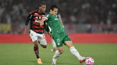 Raphael Veiga jogador do Palmeiras durante partida contra o Flamengo no estádio Maracanã pelo campeonato Brasileiro A 2025. Foto: Thiago Ribeiro/AGIF
