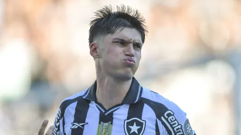 Joaquin Correa jogador do Botafogo comemora seu gol durante partida contra o Santos no estadio Engenhao pelo campeonato Brasileiro A 2025. Foto: Thiago Ribeiro/AGIF