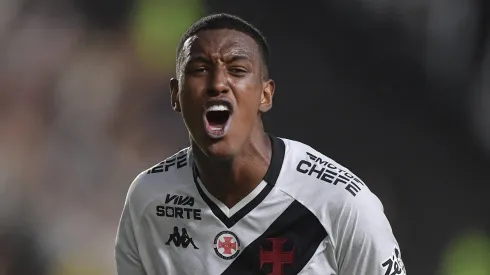 Robert Renan jogador do Vasco durante partida contra o Vitoria no estadio Sao Januario pelo campeonato Brasileiro A 2025. Foto: Thiago Ribeiro/AGIF