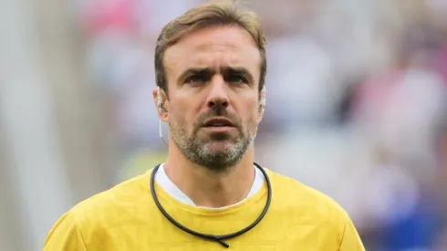 Roger Flores durante partida de futebol beneficente em 2024.