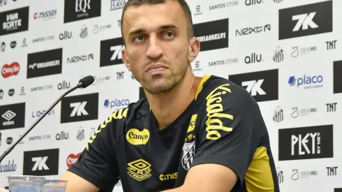 João Schmidt durante entrevista coletiva no Santos.