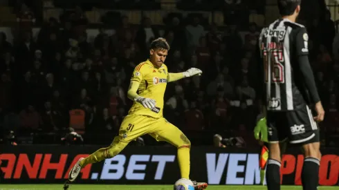 Matheus Mendes, em Internacional x Atlético-MG pelo Brasileirão 2024. Foto: Leonardo Hübbe/AGIF