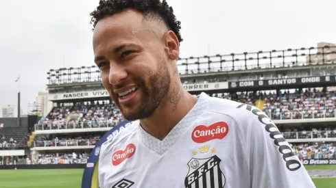 Neymar durante confronto contra o Fortaleza no Brasileirão 2025.