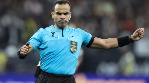 Alex Gomes comanda Internacional x Atlético-MG pelo Brasileirão 2025. Foto: Alexandre Schneider/Getty Images