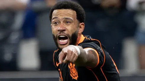 Memphis Depay durante confronto contra o Atlético-MG no Campeonato Brasileiro de 2025.