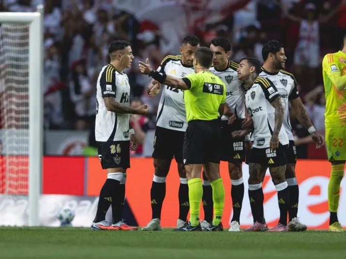 Atlético-MG pde mudanças na arbitragem e diretor critica Alex Gomes Stefano