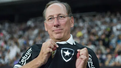 John Textor durante confronto contra o Corinthians no Campeonato Brasileiro de 2025.