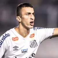 João Schmidt ‘renasce’ com Vojvoda no Santos após perder espaço no Peixe com Cléber Xavier