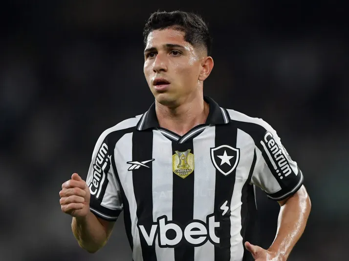 Savarino treina e deve reforçar o Botafogo contra o Vasco