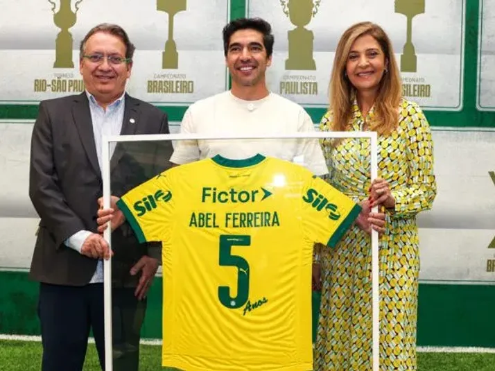 Abel Ferreira ganha homenagem por completar cinco anos no Palmeiras