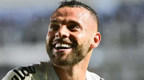 Guilherme jogador do Santos comemora seu gol durante partida contra o Sao Paulo no estadio Vila Belmiro pelo campeonato Brasileiro A 2025. Foto: Jota Erre/AGIF
