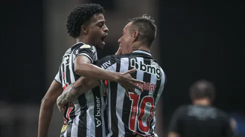 Autor de dois gols na partida, Keno comemora com o chileno Vargas