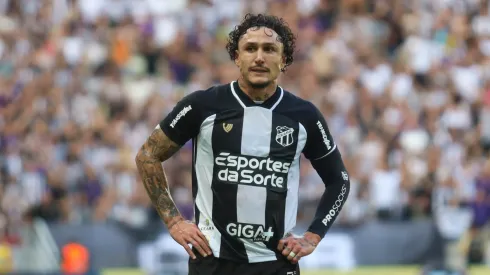 Vina jogador do Ceara durante partida contra o Fluminense no estadio Arena Castelao pelo campeonato Brasileiro A 2025. Foto: Lucas Emanuel/AGIF