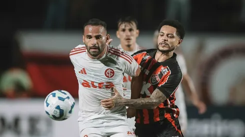 Thiago Maia em Vitória x Internacional pelo Brasileirão 2025. Foto: Jhony Pinho/AGIF
