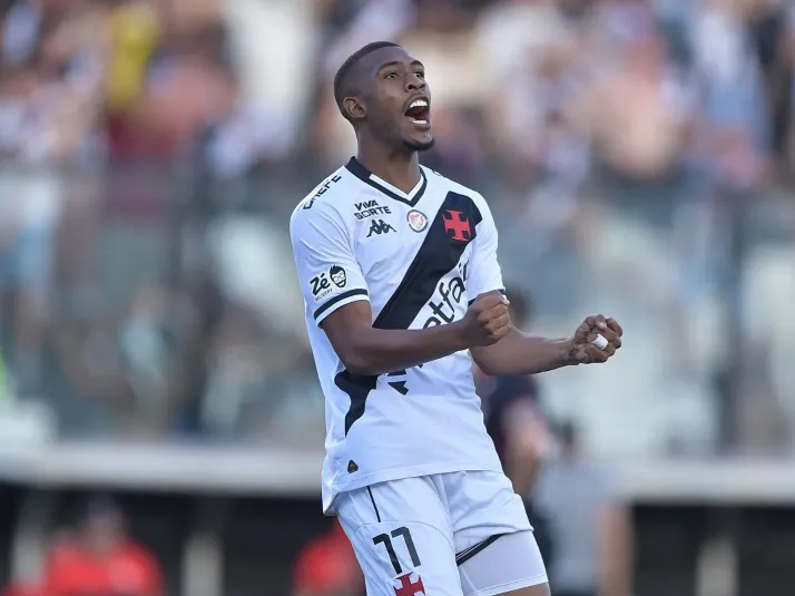Rayan luta, mas passa despercebido em Botafogo x Vasco