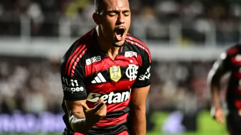 Samuel Lino jogador do Flamengo comemora seu gol durante partida contra o Sao Paulo no estadio Vila Belmiro pelo campeonato Brasileiro A 2025. Foto: Jota Erre/AGIF