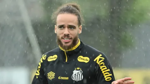 Brahimi está incomodado no Santos.