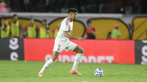 Juninho jogador do Internacional durante partida contra o Vitoria no estadio Barradao pelo campeonato Brasileiro A 2025.