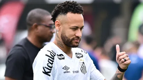 Neymar durante confronto contra o Fortaleza no Campeonato Brasileiro de 2025.