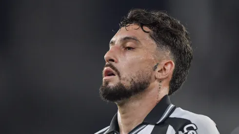 Alex Telles vive bom momento no Botafogo.