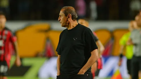 Ramon Diaz,tecnico do Internacional durante partida contra o Vitoria no estadio Barradao pelo campeonato Brasileiro A 2025. Foto: Walmir Cirne/AGIF