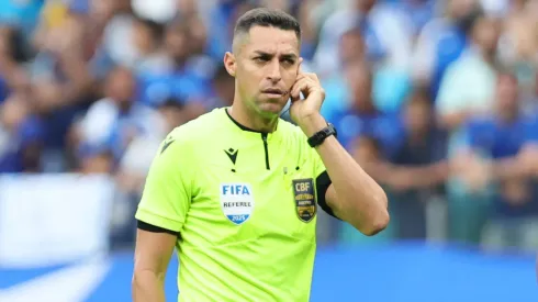 MG – BELO HORIZONTE – 09/11/2025 – BRASILEIRO A 2025, CRUZEIRO X FLUMINENSE – O arbitro Rodrigo Jose Pereira de Lima<br />
durante partida entre Cruzeiro e Fluminense no estadio Mineirao pelo campeonato Brasileiro A 2025. Foto: Gilson Lobo/AGIF