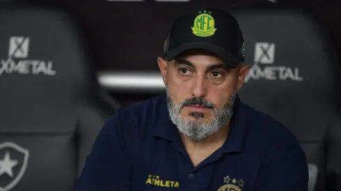 RJ – RIO DE JANEIRO – 17/09/2025 – BRASILEIRO A 2025, BOTAFOGO X MIRASSOL – Rafael Guanaes tecnico do Mirassol durante partida contra o Botafogo no estadio Engenhao pelo campeonato Brasileiro A 2025. Foto: Thiago Ribeiro/AGIF