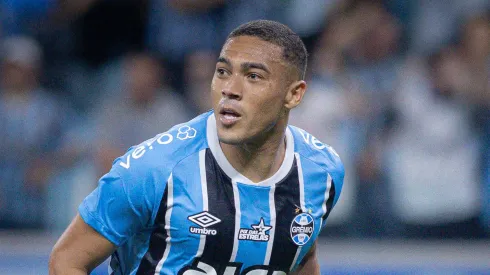 Carlos Vinicius jogador do Gremio comemora seu gol durante partida contra o Sao Paulo no estadio Arena do Gremio pelo campeonato Brasileiro A 2025. Foto: Maxi Franzoi/AGIF