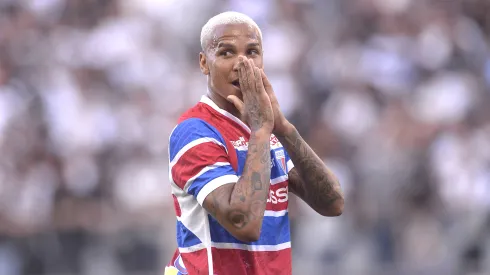 Deyverson em campo pelo Fortaleza. Foto: Alan Morici/AGIF