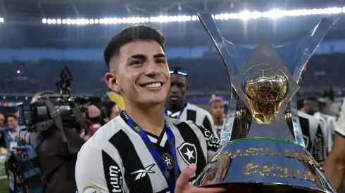 Almada jogador do Botafogo levanta a taca de campeao durante cerimonia de premiacao ao final da partida contra o Sao Paulo no estadio Engenhao pela decisao do campeonato Brasileiro A 2024. Foto: Thiago Ribeiro/AGIF