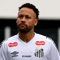 Neymar ganha faixa de apoio da torcida do Santos após cobrança em frente ao CT: “Estamos com você”