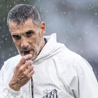 Torcedores do Santos sugerem escalação ideal através de faixa pendurada próximo ao CT Rei Pelé