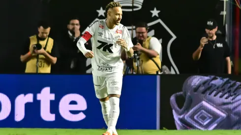 – Neymar Jr. jogador do Santos comemora seu gol durante partida contra o Mirassol no estadio Vila Belmiro pelo campeonato Brasileiro A 2025. Foto: Jota Erre/AGIF