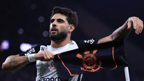 Yuri Alberto durante clássico contra o São Paulo no Campeonato Brasileiro de 2025.