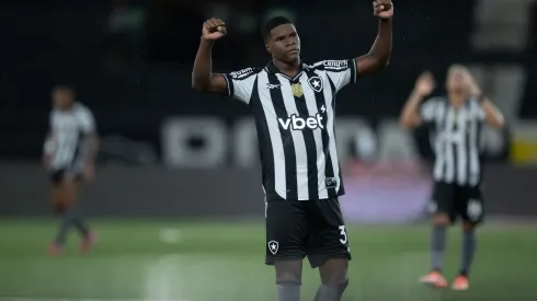 Kadir comemorando a vitória do Botafogo sobre o Sport. Foto: Jorge Rodrigues/AGIF