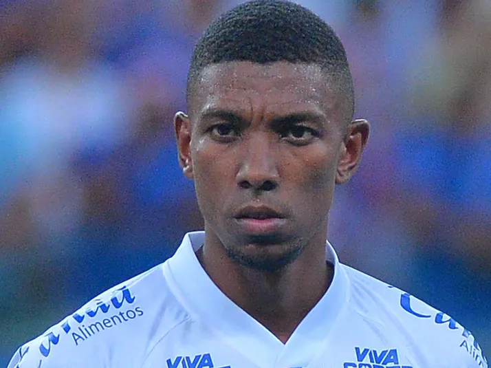 Provável titular contra Vasco, Kanu faz cobrança ao time do Bahia