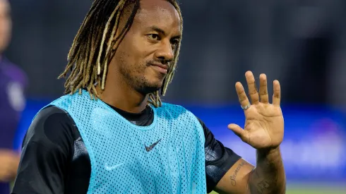 Carrillo durante confronto contra o Bragantino no Brasileirão 2025.