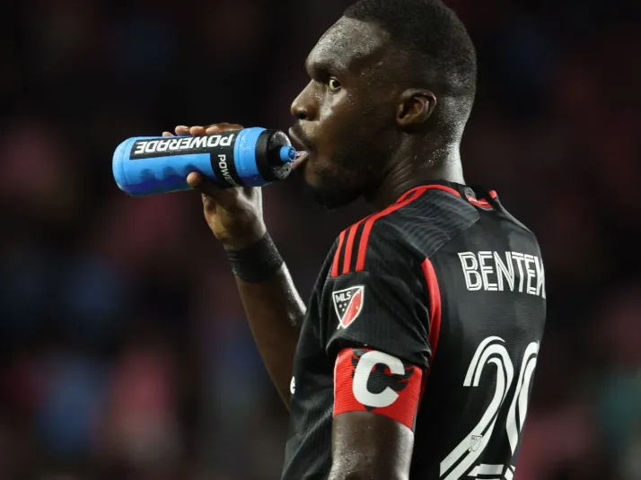 Inter observa cenário envolvendo Benteke, ex-Liverpool
