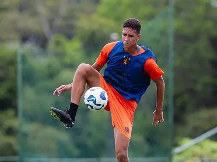 Botafogo pode dar dois jogadores ao Sport após acerto com Riquelme em 2026