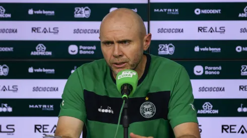 Mozart tecnico do Coritiba durante entrevista coletiva apos a partida contra o Athletic Club no estadio Couto Pereira pelo campeonato Brasileiro B 2025. Foto: Robson Mafra/AGIF