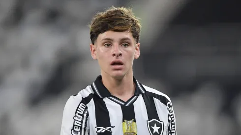 Montoro treinou no Botafogo e deve jogar.