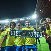 Torcida do Corinthians faz festa com jogadoras das Brabas após vitória da Seleção Brasileira Feminina
