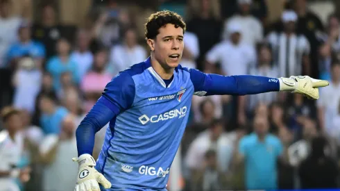 Brenno jogador do Fortaleza durante partida contra o Santos no estadio Vila Belmiro pelo campeonato Brasileiro A 2025. Foto: Jota Erre/AGIF