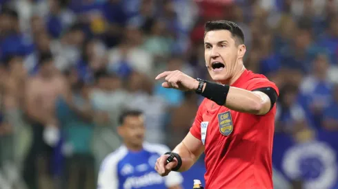 O árbitro Rafael Rodrigo Klein durante partida entre Cruzeiro e Atlético-MG no estádio Mineirão pelo campeonato Copa Do Brasil 2025. Foto: Gilson Lobo/AGIF