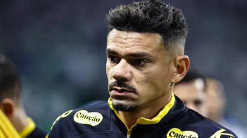 Tiquinho Soares jogador do Santos durante aquecimento antes da partida contra o Palmeiras no estadio Arena Allianz Parque pelo campeonato Brasileiro A 2025. Foto: Fabio Giannelli/AGIF