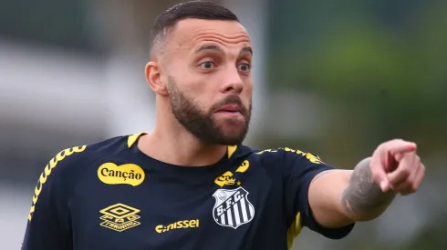 Guilherme durante treinamento do Santos.